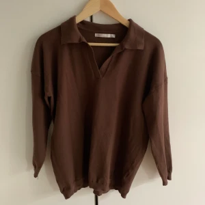 Brun tröja från Zara - Oversize passform. Faller väldigt fint. Enda defekten visas på bild 3. Frakt tillkommer.