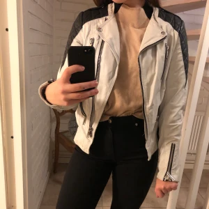 Skinnjacka från Jofama  - Svart/ljusgrå skinnjacka från Jofama, använd ett fåtal gånger så är i mkt bra skick ❣️ Köptes för 3000kr, säljes för 500kr. Frakt tillkommer