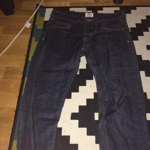 Schyssta edwin jeans, storlek 28 x 32, men kan nog funka till 28-30, använt ett fåtal gånger. Nypris: 1500kr, men kan sälja för 900-800kr. 