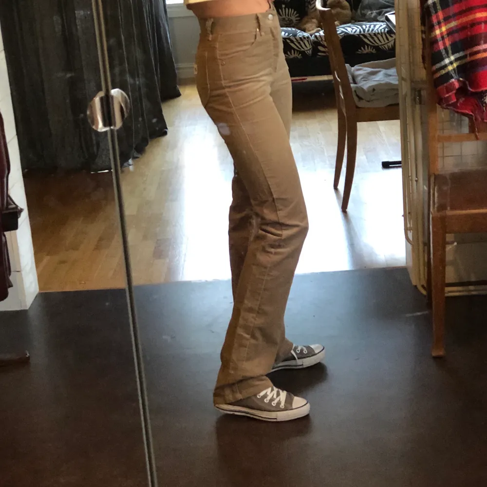 SKITSNYGGA bruna/beiga Manchester jeans från lee! Köpta här på plick och liknar de populära Brandy Melville jeansen. Står ingen specifik storlek men midjemåttet är 67 cm och innerbenet 90 cm, motsvarar ungefär 25/34 (jag är 172 som referens). Jeansen går dock att vika upp alternativt klippa. Frakt tillkommer😊 BUDA I KOMMENTARERNA. Bud är exklusive frakt (55 kr). Avslutas söndag 22/11 kl 15:00. Jeans & Byxor.