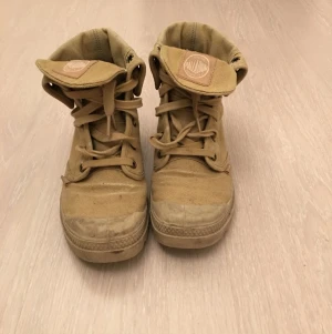  - Beige pallarium skor, använda en vårtermin ungefär. 