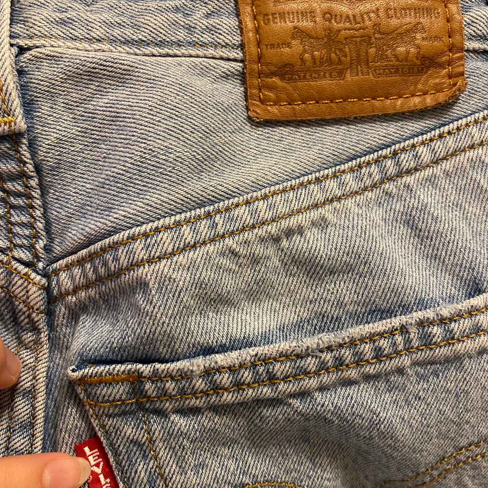 Obs!! Första bilden är inte min!! Levis jeans i modellen ribcage straight. Använda 2 gånger. Köptes i somras för 1199kr mitt pris: 500kr. Dem är i storlek 26 och inte så långa i modellen. Dem är för korta på mig som är 173cm lång. Dem har fyra knappar och det finns inget trasigt med dem. Inget fel på dem alls, säljes pga att dem har blivit för små för mig. Köptes i Stockholm i Levis butiken. Kan frakta men då står köparen för frakten. Vill bli av med snabbt så inga oseriösa köpare. Vid många intresserad så blir det budgivning. Skicka för fler bilder.   . Jeans & Byxor.