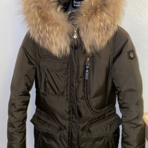 Hollies jacka livigno storlek Xs/34 - Hollies jacka storlek 34/Xs oanvänd inget fel på jackan ser ut som ny 