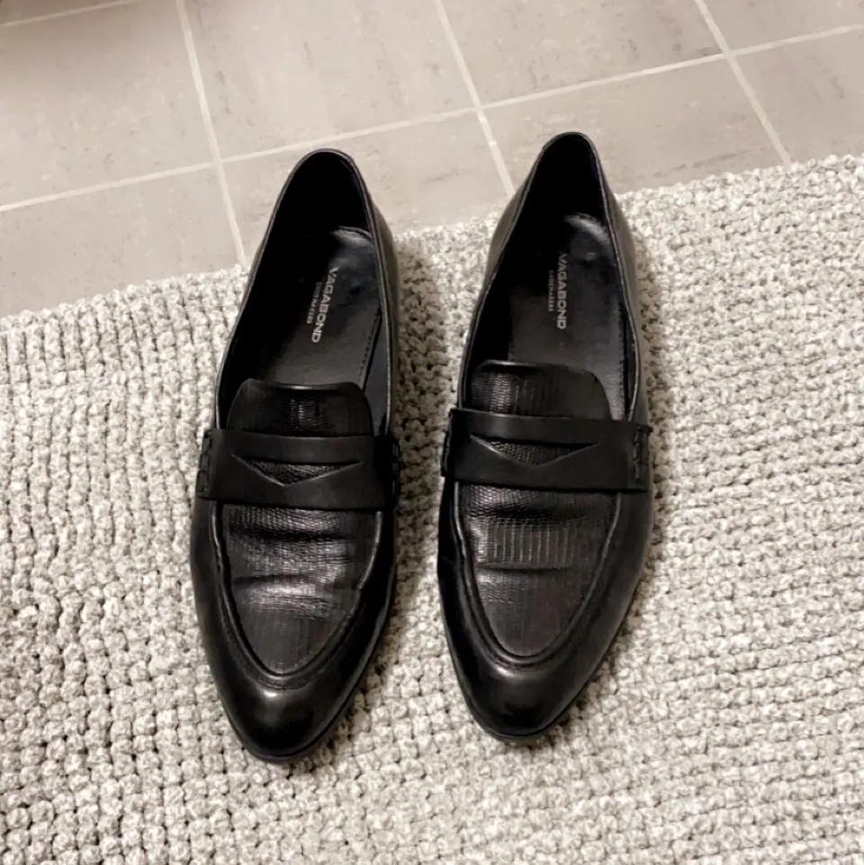 Svarta loafers från vagabond i storlek 39. Säljer de pga att de ej kommer till användning hos mig tyvärr. Skorna är i äkta skinn och de är i väldigt bra skick då jag använt dom Max 5 ggr. Köpta för 889kr säljer för 100:- passa på att fynda 👞 🍂 . Skor.