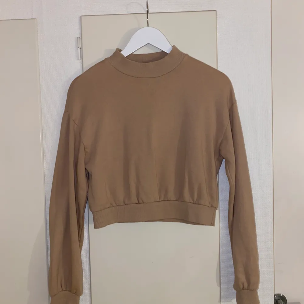 Snygg croppad långärmad tröja i en brun/beige färg från Bershka. I storlek M är denna men rätt så liten så är du en Small går det också bra. Säljer denna för 100kr (FRAKT INGÅR). Fler bilder går att få om man är intresserad :) . Tröjor & Koftor.