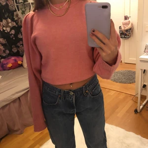 Stickad tröja - Säljer min fina stickade tröja från hm. Den har ”puffiga” axlar. Storlek xs-s❤️