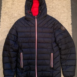 Napapijri jacka storlek medium - Mörkblå Napapijri jacka i storlek medium i bra skick. Nypris 2000kr. Säljer för 350kr.
