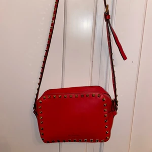 Valentino väska - Intressekoll på älskade Valentino Rockstud leather cross-body camera bag!! Bra skick, Ny pris 10 000kr! Hör av dig vid intresse💕