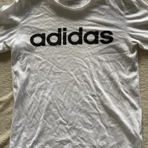Adidas t-shirt storlek 152 - Vanlig vit Adidas t-shirt. Trotts storleken passar den på både XS och S.