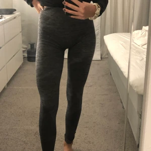 gråa träningsbyxor - Super snygga och sköna träningsbyxor från panos emporio. Aldrig andvända så helt som nya. Säljer dom pågrund av att dom är lite förstora för mig.