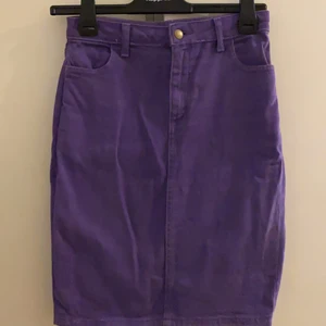 Kjol  - Lila kjol köpt på second hand. Storlek M, sitter mer som S.