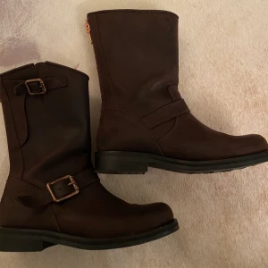 Urban Procejt boots  - Mina Urban Procejt boots behöver ny ägare, använda fåtalet gånger! I väldigt fint skick! Frakten tillkommer 🤍