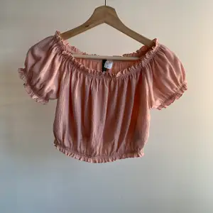 Säljer denna super gulliga rosa croppade off shoulder toppen som även kan has vanligt som en söt t-shirt. Strl M. Skriv om du är intresserad eller undrar något💕 buda gärna