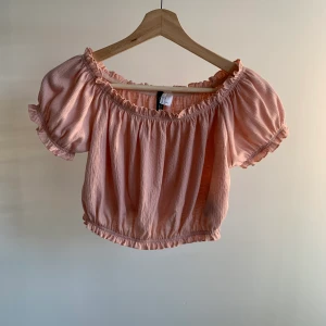 Off shoulder topp - Säljer denna super gulliga rosa croppade off shoulder toppen som även kan has vanligt som en söt t-shirt. Strl M. Skriv om du är intresserad eller undrar något💕 buda gärna