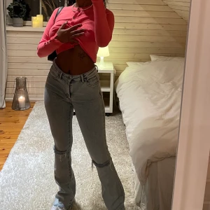 Utsvängda byxor  - Utsvängda byxor, stretchiga och formar kroppen supersnyggt. Köparen står för frakten-  63kr jag är 167 cm ✨✨✨✨