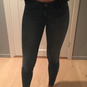 Abercrombie & Fitch jeans - Tighta jeans, lite slitna men väldigt sköna. Litet hål i  ena bakfickan. Storlek: W 25, L 29                  Köparen står för frakt!