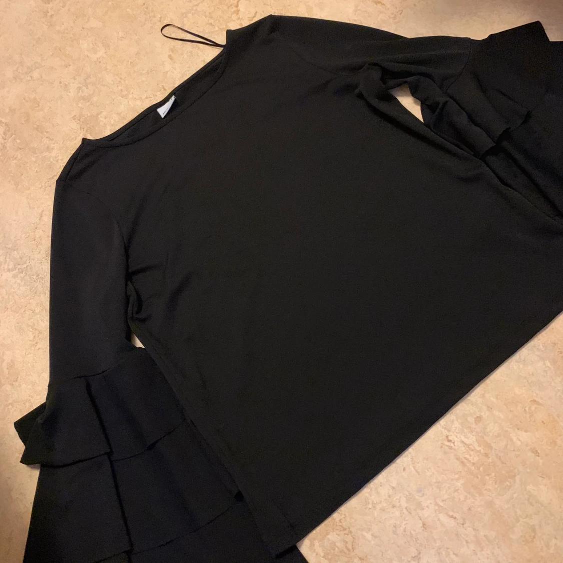 Svart blus med volangärmar