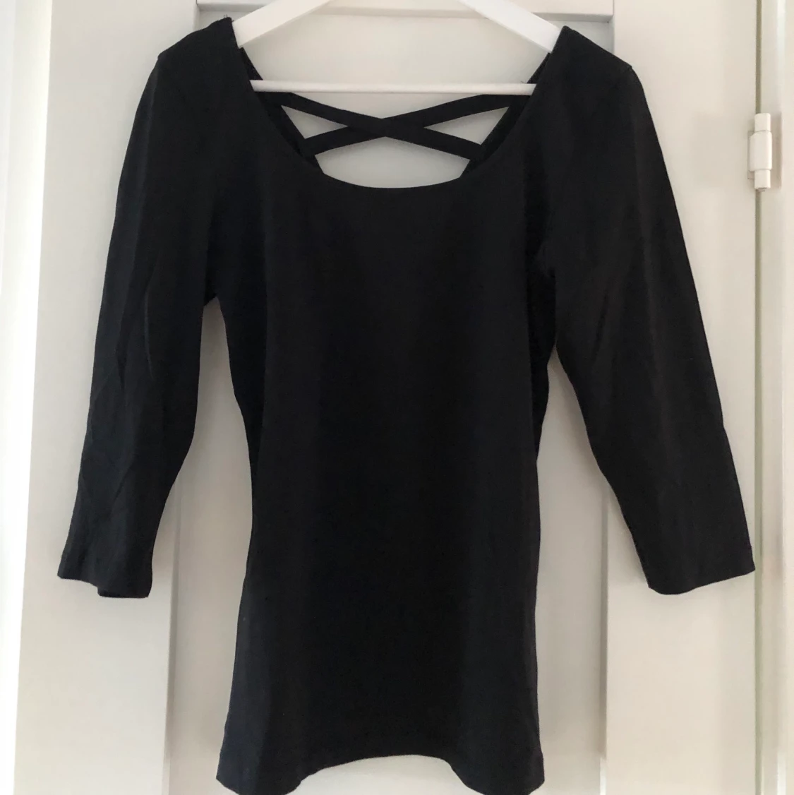 Svart långärmad tröja med bar rygg