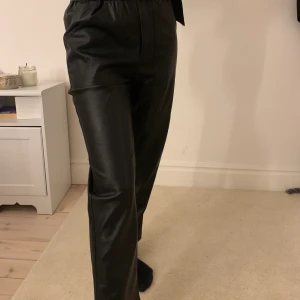 Skinn imitation byxor - Snygga skinn imitation byxor från nakd. Endast testade så väldigt bra skick, säljer för jag tycker dom är för korta för mig