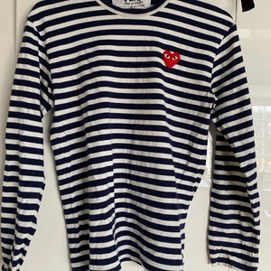 Comme des Garçons -  Tröjan är använd ett fåtal gånger ( 2,3 gånger) och är i ett väldigt bra skick! 