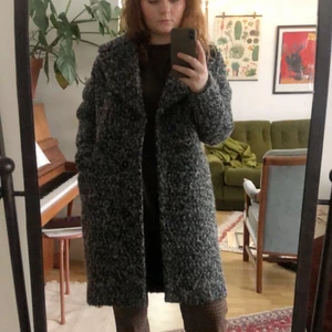 Ullkappa - Superfin ullkappa från Åhléns! Nyskick. Har för många kappor atm så säljer bort denna 🙄 Fraktar spårbart! Priset kan diskuteras då jag behöver plats i garderoben asap