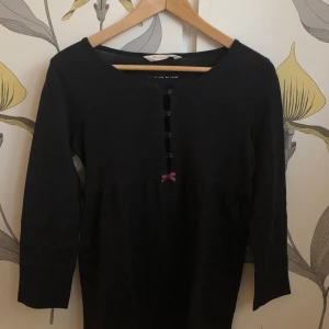 Långärmad Tröja från Odd Molly - Tröja från Odd Molly Storlek: 0, Motsvarar en XS Material:  80% Bomull 20% Polyester Inköpt på Odd Mollys hemsida. Skick: Jättebra. Mitt pris: 250kr inklusive frakt.