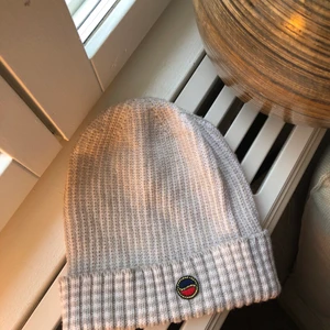 Mössa Från Busnel  - Mössa Busnel  Storlek: OneSize Material:  100% Merinoull  Inköpt från Busnel:s hemsida får något år sedan.  Skick: Som ny, då jag inte tycker jag passar i dessa färger.  Mitt pris: 500kr inklusive frakt 