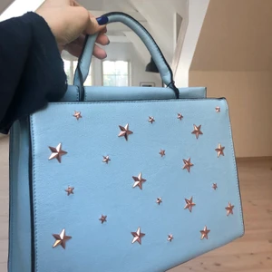  väska - Jätte fin handväska från Skinny Dip, aldrig använd, lappen är kvar! Om man inte kan mötas upp i Gävle tillkommer frakt!💕 (31 cm lång, 25cm hög, 12 cm bred)