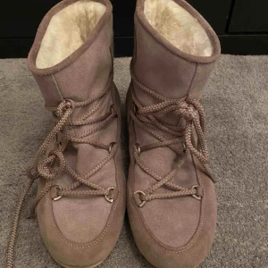 - Säljer min sjukt snygga moonboots köpta fr drygt ett år sen💗