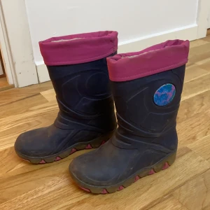 Stövlar - Stövlar till barn. Har storlek 26/27. Lyser när man trampar.