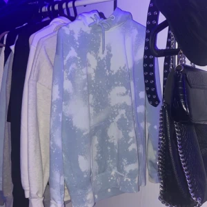 Skit fet tiedye hoddie - Jätte fet tjörja som inte kommer till använing längre🥶 jag har gjort mönstret själv med klorin och det har funkat jätte bra🦋 har använt den få gånger💙 frakt betalt du:)