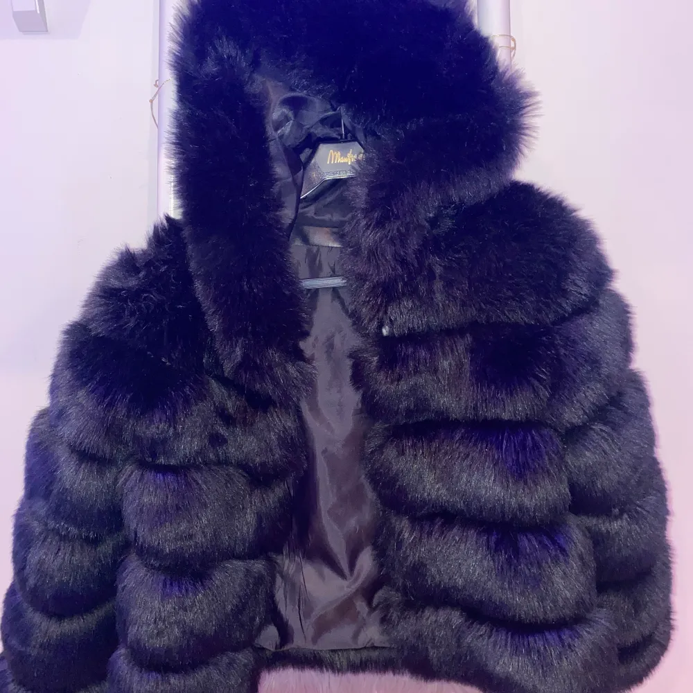 Faux fur jacka med luva, kort modell aldrig använd pga att den är för liten för mig. Storlek XS. Köpt på Veraldo, orginal pris 1599 sek. Jackor.