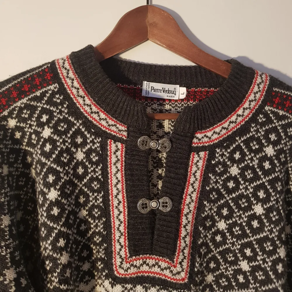 En populär retrostickad tröja som är väldigt mysig och stor. Har använt upp i Åre men nu tar det bara plats hemma.. Stickat.