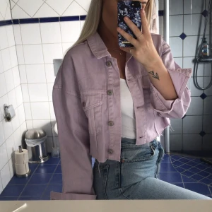 Ball croppad jeansjacka  - Oversized fit, endast använd 1 gång, från Bershka. bud✨✨