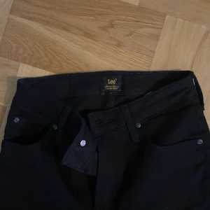 Lee jeans - Helt oanvända jeans från lee! Köpte från carlings! 