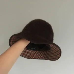 Kangol bucket hat  - Säljer nu min mycket söta vintage kangol mössa. 🥰Den är rätt så gammal men i mycket bra skick! Det är päls tyg, och är inte helt säker på om det är äkta eller inte eftersom den är rätt så gammal ✨💕  (obs, om du är intresserad budgiv gärna i kommentarerna. För andra frågor skicka en dm så svarar jag så snabbt jag kan 😊💕) 