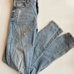 Jeans - Oanvända jeans, då jag själv tog fel storlek! Slitningar på båda knän. ✨