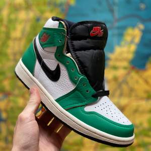 Air Jordan 1 High ”Lucky Green” Helt nya, bara urtagna för bilder. Storlek 36,5 DM för mer info, följs oss på instagram @the_vaault.