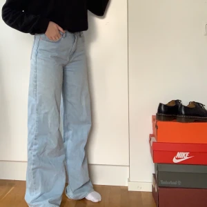 Vida jeans - Säljer dessa vida jeans från Junkyard, säljer pga att de är förstora för mig. Jag är 166 och de går ner till marken. Frakt tillkommer. Nypris: 500 kronor 