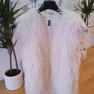 Jättefin vit faux fur väst från H&M Aldrig använd så den är helt ny 👌 Storlek 36 Finns i Västerås eller skickas mot fraktkostnad 🌸🌸🌸