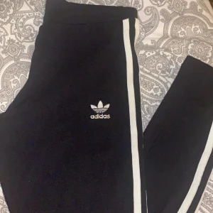 Adidas byxor storlek S - Jättefina adidas byxor som jag använt en gång, säljer dom pga dom är för små för mig. Storlek S 100kr💕 Kan mötas upp i Stockholm och frakta, köparen står för frakten❣️