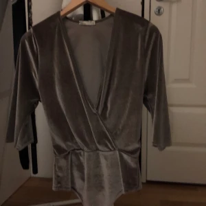 Silver body - Säljer min fina silver sammet body från Nelly. Super fin urringning 