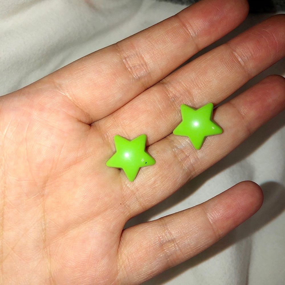 Gröna unika örhängen i form av stjärnor från tidigt 2000-tal.. Accessoarer.