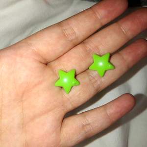 Gröna unika örhängen i form av stjärnor från tidigt 2000-tal.