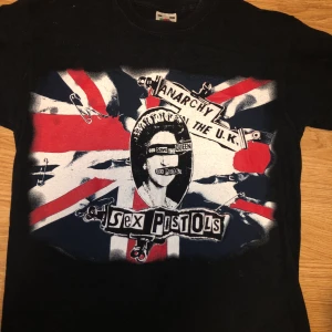 Sex pistols tröja - Svart t-shirt med sex pistols tryck. Köpt för 60kr, säljes för halva priset. Använd ca 3 gånger