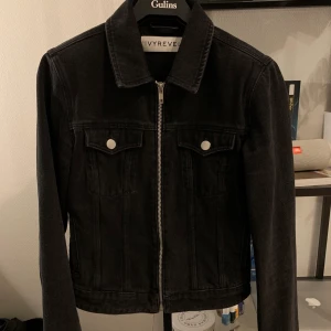 IvyRevel jeansjacka, 34/XS - Mörkgrå jeansjacka från IvyRevel. I nyskick – supersnygg men har bara använts två gånger. Nypris: 1199 kr | Priset kan diskuteras vid snabb affär.