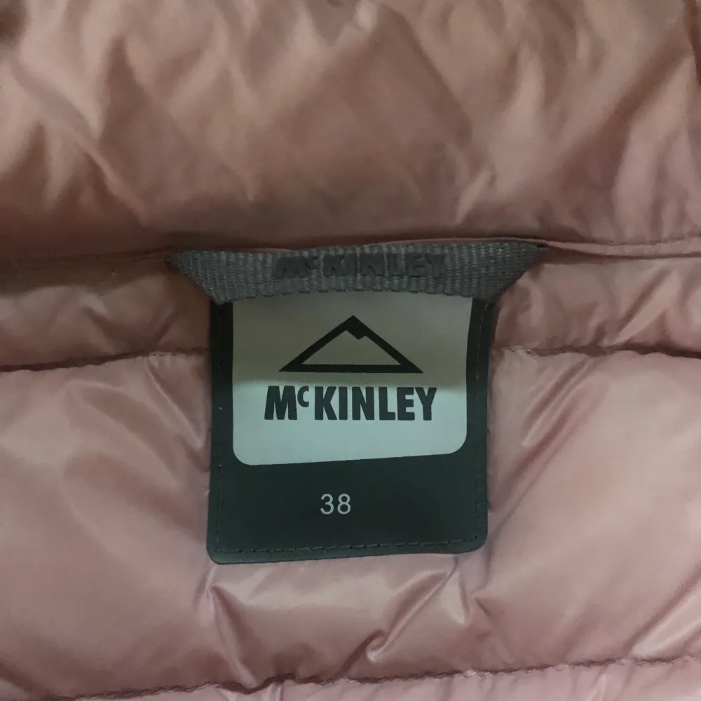 Supersnygg rosa dunjacka från McKinley, kommer ej till användning. I mycket gott skick, som ny.. Jackor.