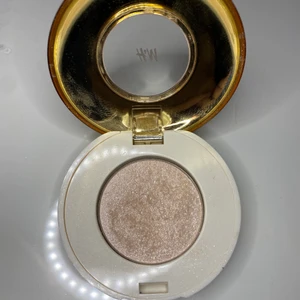 Smink  - Oanvänd ögonskugga / highlighter från hm, fick i födelsedagspresent men aldrig använt.