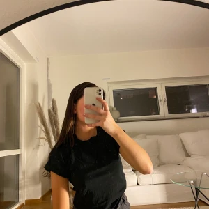 T shirt - Vanlig svart t shirt med uppvikta armar. Fint skick. Köpare står för frakt