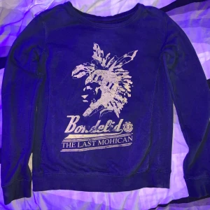 Tröja  - Säljer en äkta bondelid tröja. Den har legat i min garderob ett långt tag och tagit utrymme. Den sista bilden visar färgen bäst! Den är rätt så sliten och ”fodret” inuti tröjan är ”strävt”. 